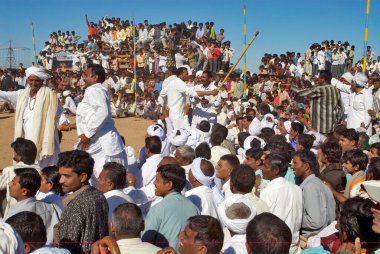 İnsanlar Bakh Mal Akhada 'nın Shivratri panayırı, Kutch, Gujarat, Hindistan' da güreşmesini izliyor.  