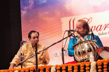 Hint Carnatic vokalisti M Balamuralikrishna ve flütçü Ronu Majumdar, Mumbai, Maharashtra, Hindistan