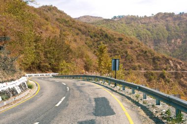 Mussoorie yolu tepelerden ve Doon vadisinden geçiyor, Uttaranchal Uttarakhand, Hindistan 