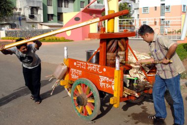 Makineyle şeker kamışı yapan adam; Nasik; Maharashtra; Hindistan