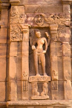 UNESCO Dünya Mirası Alanı; Ardhanarishvara Virupaksha Tapınağı 'ndaki heykel Kraliçe Lokamahadevi tarafından Pattadakal' da, Karnataka 'da ve Hindistan' da inşa edilen Dravidian mimarisidir.