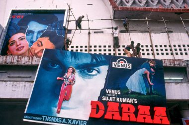 Bollywood filmleri sinema salonunda, Mumbai 'de, Maharashtra' da, Hindistan 'da, Asya' da birikir. 