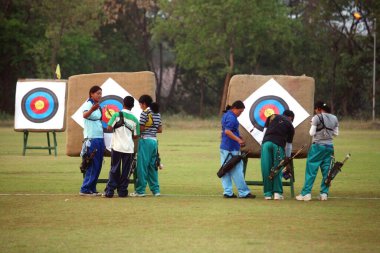 Tata okçuluk akademisi öğrencileri JRD Tata spor kompleksi Jamshedpur 'da Tata Nagar, Jharkhand, Hindistan   