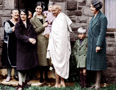 Mahatma Gandhi, 26 Eylül 1931 'de Lancashire, İngiltere' de insanlarla tanışıyor. 