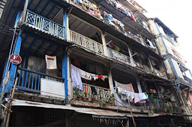 Eski, çamurlu çatı katları toplu şehir evleri, Ambe Wadi sokağı, Girgaon, Charni yolu, Bombay Mumbai, Maharashtra, Hindistan 