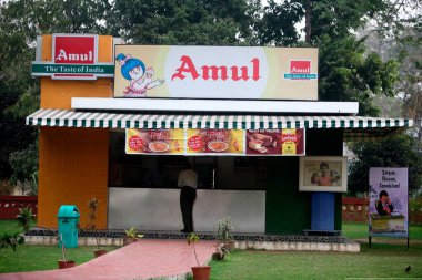Anand, Gujarat, Hindistan 'daki Amul fabrikasının kampüsündeki Amul ürünleri mağazası. 