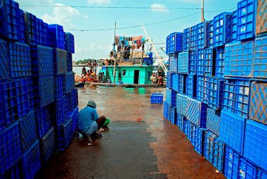 Panaji Panjim limanındaki boş plastik tepsiler, Goa, Hindistan 8 Mayıs 2008 