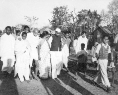 Mahatma Gandhi, Amtus Salam ve Abha Gandhi 'nin desteğiyle, Sachin Mitra ve diğerleriyle birlikte Noakhali Doğu Bengal' deki ayaklanma bölgelerinde, Kasım 1946, Hindistan  