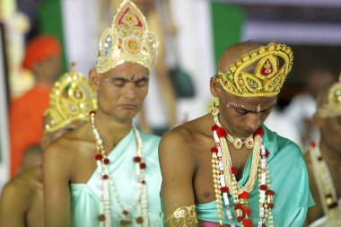 Erkekler, Deeksha 'yı Mahamasthakabhisheka Jain Festivali, Şravanabelagola, Hasan Bölgesi, Karnataka Eyaleti, Hindistan' da keşiş olarak aldıktan sonra  