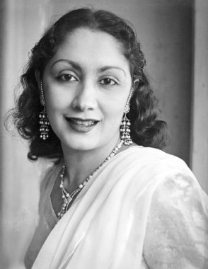 Beyaz elbiseli Hintli kadın; küpeler; stüdyoda kamera portresine bakmak; Kulri; Mussoorie; Uttar Pradesh; Hindistan 1940 'lar 