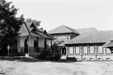 Kukanur 'lu Kamal Mahal 16. yüzyılda Hindistan' ın Karnataka ilçesinde Manipal 'daki miras köyünde Vijayanagar kralları tarafından inşa edildi. 