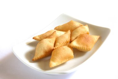 Tatlı atıştırmalık, beyaz arka planda Maida buğday unundan ve şekerden yapılan shakkarpara. 