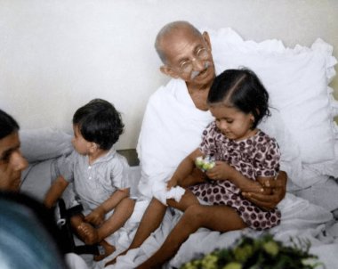 Mahatma Gandhi, Dr Satish Kalelkar ile oynuyor çocuklar, Mumbai, Maharashtra, Hindistan, Asya, Haziran 1945 