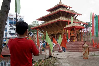 Pandal çocuk dijital kamerayla fotoğraf çekiyor, Durga Pooja dussera Vijayadasami Festivali Kutlama, Dumdum, Kalküta Kolkata, Batı Bengal, Hindistan 