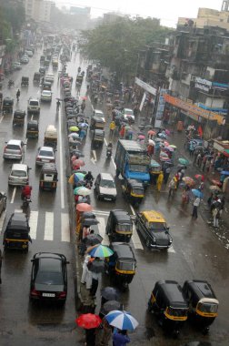 Şiddetli yağmurda trafik, Bombay Mumbai, Maharashtra, Hindistan 