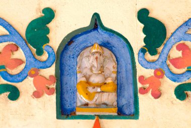 Parvati Tepesi 'ndeki Vitthal Tapınağı' nın kapısına tanrı Ganesh 'in oyulmuş mermer heykeli; Pune; Maharashtra; Hindistan