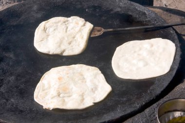 Yuvarlak demir yüzeyinde paratha pişirme; Batı Bengal; Hindistan