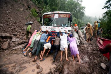 Joshimath 'ten Rishikesh, Uttaranchal, Hindistan' a giden engebeli yoldan kıl payı kaçan otobüs. 