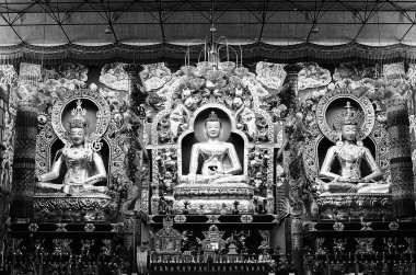 Lord Buddha Mysore, Karnataka, Hindistan yakınlarındaki Bylakuppe köyündeki manastırda resimler çiziyor. 