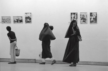 Jehangir Sanat galerisindeki Müslüman aile Jagdish Agarwal 'ın Walla Walla' sını gösteriyor.