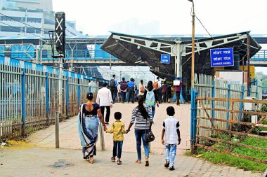 Aşağı Parel Tren İstasyonu girişi, Mumbai, Maharashtra, Hindistan, Asya 