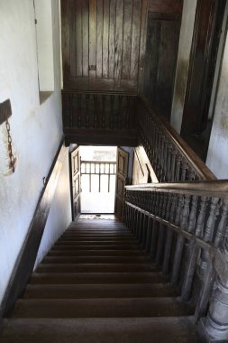 Hindistan, Tamil Nadu 'daki Padmanabhapuram Tahta Sarayı' nın zemin katına çıkan tahta merdiven. 