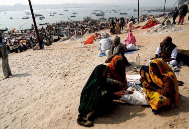 Seyyahlar ya da dindarlar, Arkanh Kumbh Mela, Hindistan 'daki efsanevi Saraswati nehirlerinin kesiştiği Ganj, Yamuna' da öğle yemeği yiyorlar. 