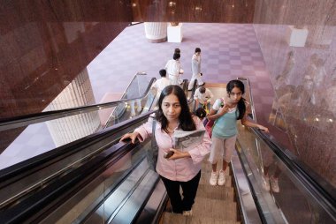 Hong Kong Sanat Müzesini ziyaret eden anne ve kızı; Kowloon; Hong Kong