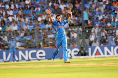 Hint bovling oyuncusu Virat Kohli, ICC Kriket Dünya Kupası finalleri sırasında Mumbai Wankhede Stadyumu 'nda oynanan Sri Lanka maçında 2 Nisan 2011' de tepki gösterdi.