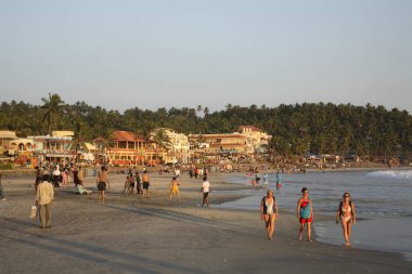 Kovalam sahilindeki turistler, Thiruvananthapuram Bölgesi, Kerala, Hindistan 