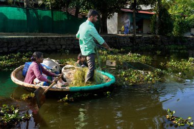 Kürek bambu teknesinde aile balıkçılığı, durgun sular, Kumarakom, Kerala, Hindistan, Asya 