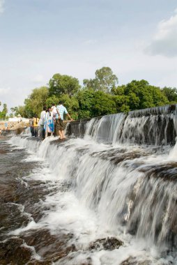 Gobichettipalayam yakınlarındaki Kodiveri Şelaleleri; Tamil Nadu; Hindistan