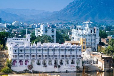 Udaipur 'daki Pichola Gölü manzarası, Rajasthan, Hindistan.