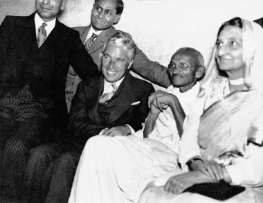 Mahatma Gandhi, Charlie Chaplin ile 22 Eylül 1931 'de Londra' da buluştu. Bu toplantı Chaplins 'in 