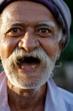 Kathiawadi Gujarati tıraşsız yüzlü yaşlı adam bağırıyor: Rajkot; Gujarat; Hindistan