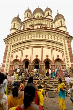 Seyyahlar Dakshineshwar Kali Tapınağı 'nı ziyaret ettiler 1847' de inşa edilen klasik Bengali kulübesi tarzında 12 Şiva tapınağı, Kalküta, şimdi Kolkata, Batı Bengal, Hindistan  