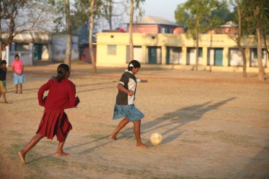 Jharkhand, Hindistan 'da okulda futbol oynayan kızlar