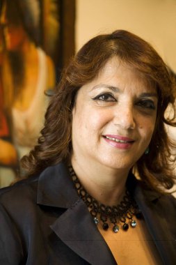 Bollywood aktörü Sanjay Khan 'ın eşi Zarine Khan Kala Ghoda sanat şovunda, Bombay şimdi Mumbai, Maharashtra, Hindistan  