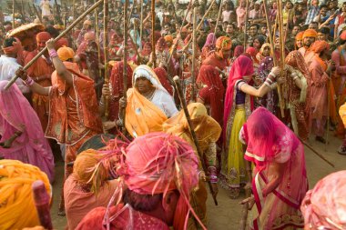 İnsanlar lathmar, holi festivali, mathura, uttar pradesh, Hindistan, Asya 'yı kutluyor. 