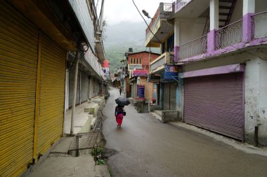 Dar sokakta şemsiyesi olan kadın, Banjar kasabası, Tirthan Vadisi, Kullu, Himachal Pradesh, Hindistan, Asya