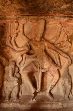 Ravana Phadi mağaralarında dans eden Shiva yardım, Karnataka, Hindistan, Asya