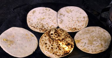 Hint yemeği, buğdaydan yapılmış beş Hint Rotis, Bombay Mumbai Maharashtra, Hindistan