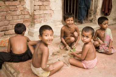 Zavallı çıplak çocuklar oynuyor, Village District Manik gunj, Bangladeş 