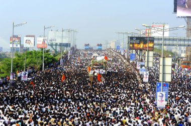 Balasaheb Thackeray 'in cenaze alayı Bandra üstgeçidi Mumbai maharashtra Hindistan' da 