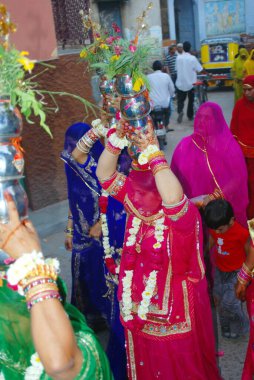 Gangaur Festivali 'nin gündüz çekimi; Jodhpur; Rajasthan; Hindistan;