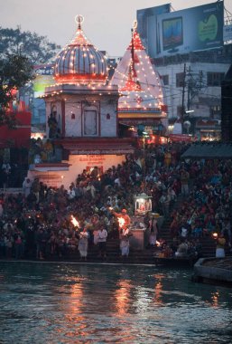 Hayranları Ganga Nehri Uttarakhand Hindistan Asya 'nın pooja' sını icra etti.  