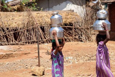 Mal Köyü, Thane, Maharashtra, Hindistan ve Asya 'daki kuyulardan su taşıyan genç kızlar 