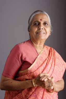 Gri duvar arka planında Dr. Vijaya Venkat 