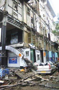 Bombay Mumbai, Maharashtra, Hindistan 'daki araçların üzerine çöken Esplanade Malikanesi yıkıntıları. 