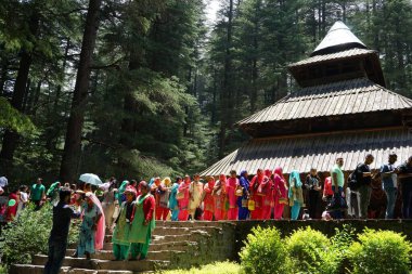 Turistler kuyrukta, Hadimba Tapınağı, Manali, Himachal Pradesh, Hindistan, Asya 